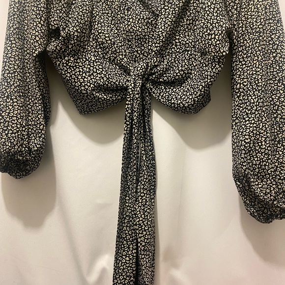 Princess Polly new mood tie front blouse. Size 4 - Picture 4 of 5